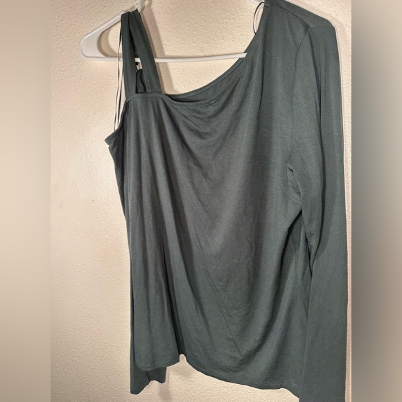 Vince Camuto Women's Long Sleeve
Asymmetrical Neckline Top Green
Size Medium - Picture 8 of 11